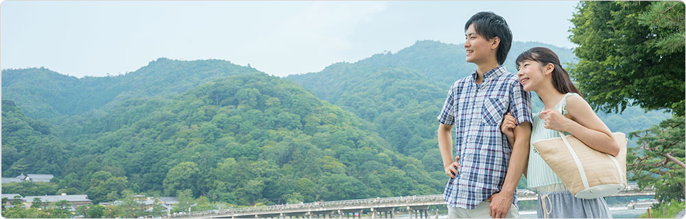 京都嵐山でデートするカップル